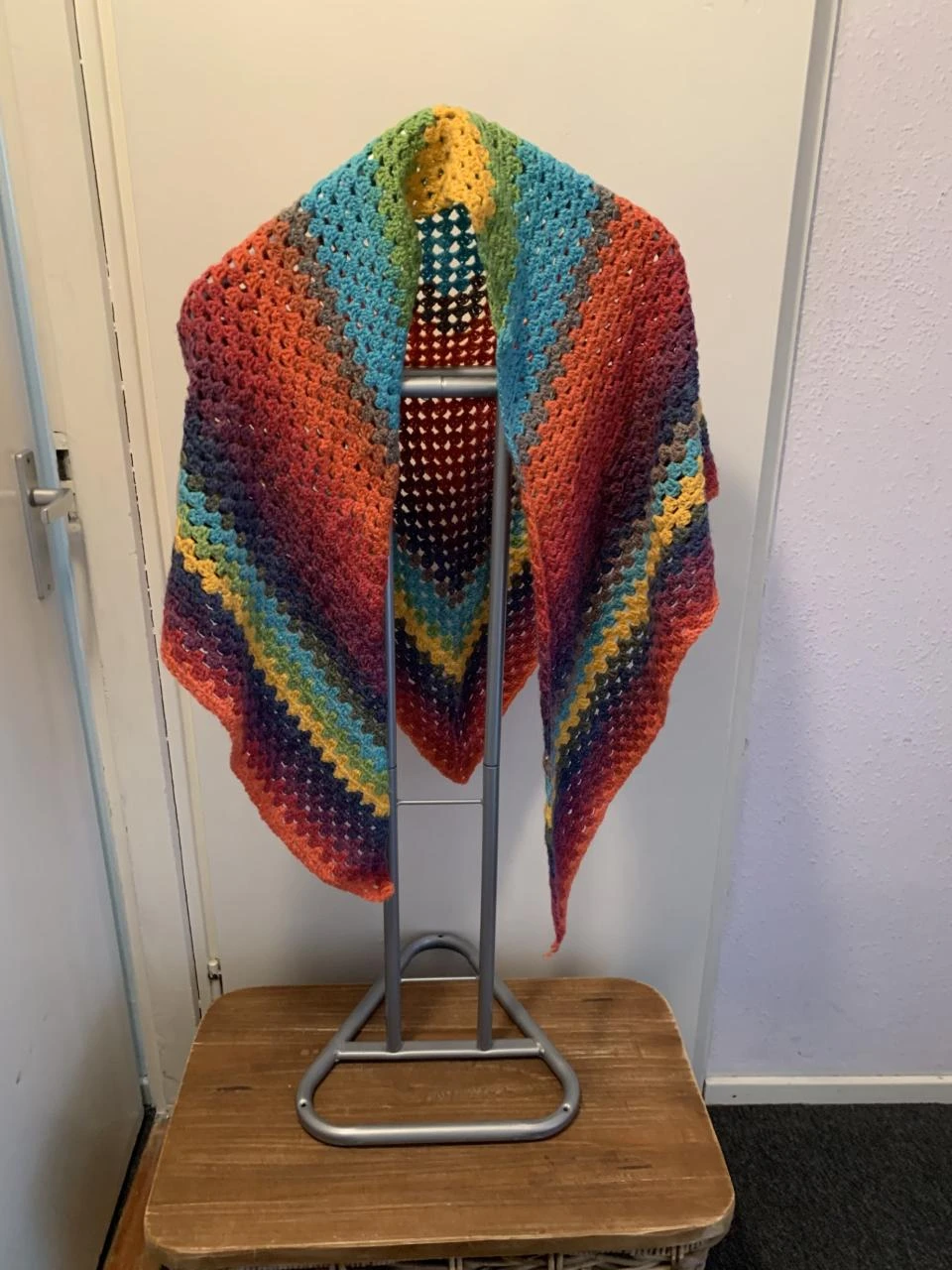 Meerkleurige handgemaakte omslagdoek.